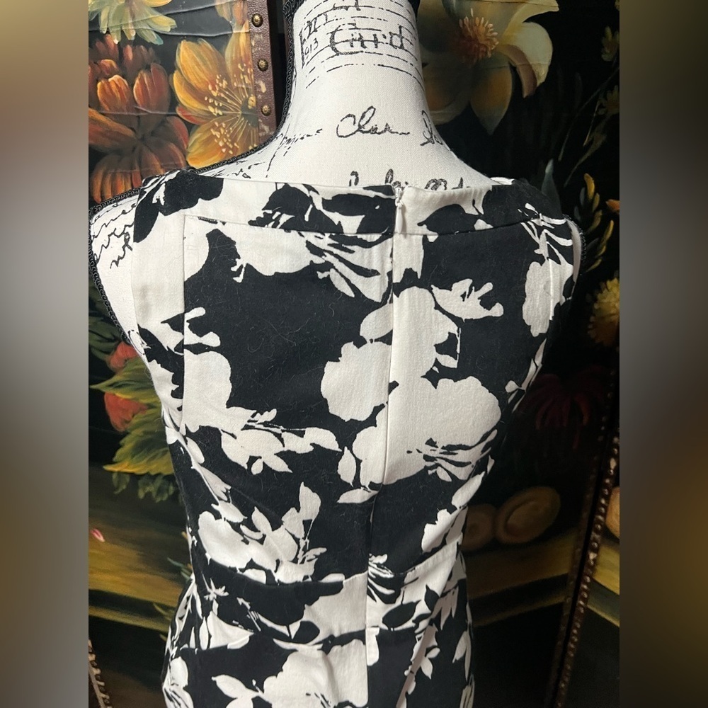 Chaps Sleeveless Black & White Zip Back Floral Print Dress Size 6 (D4) - Picture 8 of 10